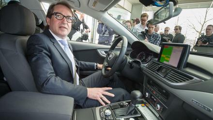 Bundesverkehrsminister Alexander Dobrindt (CSU) testet in Ingolstadt einen selbstfahrenden Audi A7.