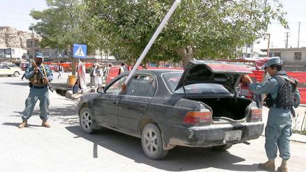 Polizeikontrollen nach den Anschlägen in der Provinz Wardak.