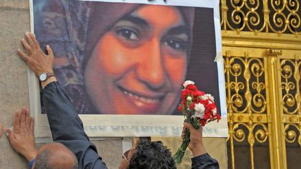 Dresden 2009: Ein Plakat vor dem Rathaus erinnert unmittelbar nach dem Mord an Marwa el-Sherbini.
