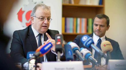 Der Vorsitzende der Türkischen Gemeinde in Deutschland, Kenan Kolat (l), und der Vorsitzende des Bundestags-Untersuchungsausschusses zu den NSU-Morden, Sebastian Edathy (SPD) äußern sich auf einer Pressekonferenz am Donnerstag.