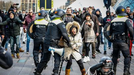 Protest gegen Corona-Beschränkungen: Ausschreitungen in Eindhoven