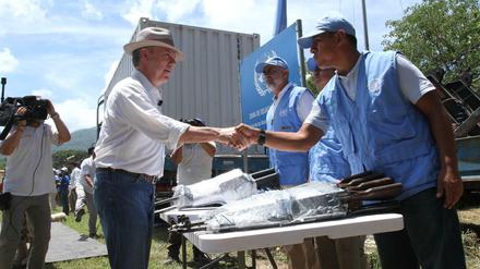 Präsident Juan Manuel Santos besucht eine von den UN überwachte Waffenübergabe durch Rebellen.