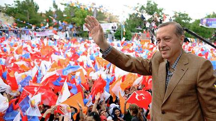 Der türkische Ministerpräsident Erdogan grüßt Anhänger der Regierungspartei AKP.