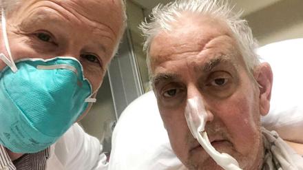 Der behandelnde Arzt Bartley Griffith (links) macht ein Selfie mit dem Patienten David Bennett in Baltimore im Januar 2022. 