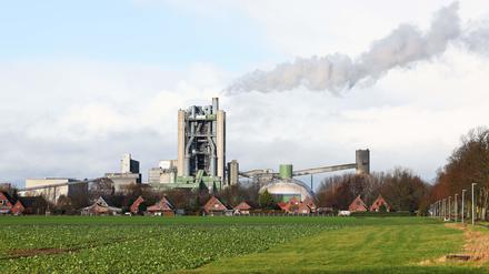 Zementwerke, wie hier in Schleswig-Holstein, stoßen viel CO2 aus.