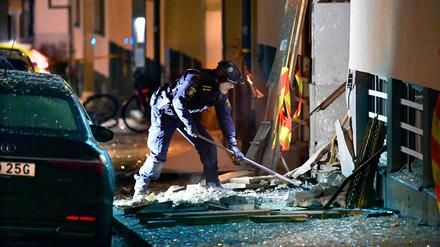 Ein Polizist inspiziert den Schauplatz einer Explosion im Stadtteil Östermalm. 