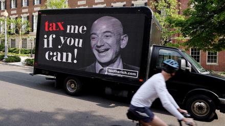 Aufforderung an Amazon-Gründer Jeff Bezos, mehr Steuern zu zahlen in Washington (Archivbild vom Mai 2021)