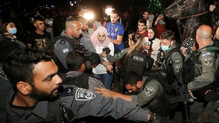 Gerangel. Israelische Polizei und palästinensische Demonstranten im Ost-Jerusalemer Stadtteil Sheikh Jarrah. 