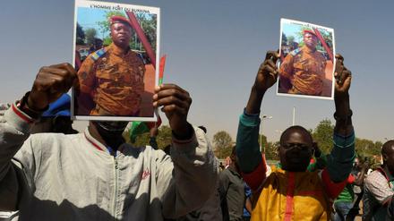 Unterstützung für den Coup. Männer in Ouagadougou, der Hauptstadt von Burkina Faso, feiern Oberstleutnant Paul-Henri Sandaogo Damiba.