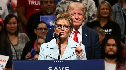 Sarah Palin bei einem Auftritt im Juli zusammen mit Ex-Präsident Donald Trump.