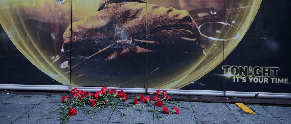 Blumen liegen vor der Tür des "Reina", dem Ort des Anschlags. 
