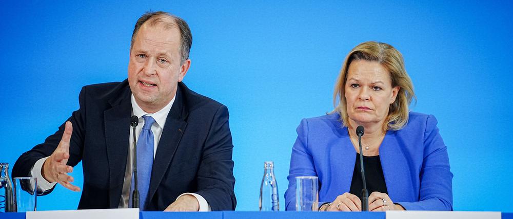 Joachim Stamp (l.), Sonderbevollmächtigter der Bundesregierung für Migrationsabkommen, neben Innenministerin Nancy Faeser