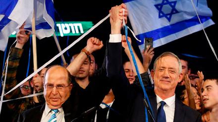 Benny Gantz (rechts) und Moshe Yaalon lassen sich von ihren politischen Anhängern feiern.