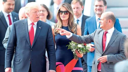 Hamburgs Erster Bürgermeister Olaf Scholz (r) begrüßt den Präsidenten der Vereinigten Staaten von Amerika (USA), Donald Trump (l), und seine Ehefrau Melania nach ihrer Ankunft. 