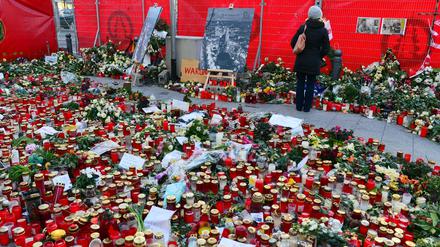 Berliner und Besucher legen noch immer Blumen und Lichter nieder, um der Opfer zu gedenken.