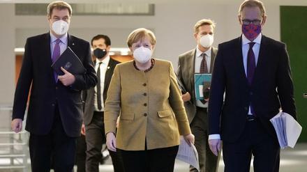 Kanzlerin Merkel mit Markus Söder und Michael Müller auf dem Weg zur Pressekonferenz.