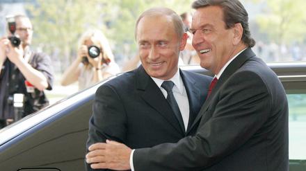 Ein Bild aus dem Jahre 2005: SPD-Kanzler Gerhard Schröder empfängt Wladimir Putin.