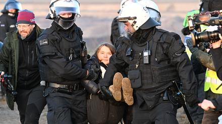 Polizeibeamte tragen die schwedische Klimaaktivistin Greta Thunberg.