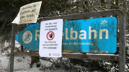 Gesperrt, wegen der Corona-Pandemie sind die Ski- und Rodelhaenge auf dem Giller im Siegerland gesperrt.