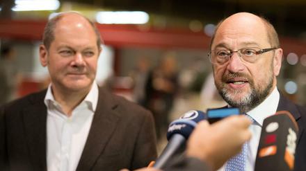 Hamburgs Erster Bürgermeister Olaf Scholz (links) und SPD-Chef Martin Schulz im Oktober 2017 bei einer Regionalkonferenz.