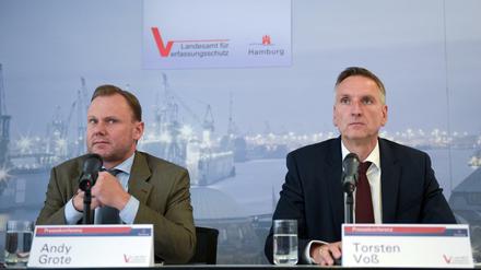 Innensenator Andy Grote (SPD, links) und Verfassungsschutzchef Torsten Voß.