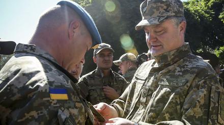 Der ukrainische Präsident Petro Poroschenko verleiht Medaillen an seine Soldaten. Wirtschaftlich geht es in der Ukraine aber nicht vorwärts. 