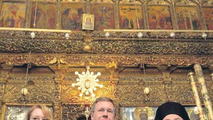Stille Nacht, heilige Nacht. Bundespräsident Wulff und Tochter Annalena mit dem griechisch-orthodoxen Bischof Theoflakes in der Geburtskirche in Bethlehem.