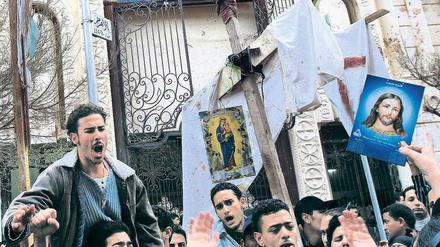 Wut und Trauer am Tag danach. Junge Christen protestierten am Samstag vor der Allerheiligen-Kirche in Alexandria und griffen eine Moschee an. Sie fühlen sich von der Regierung und der muslimischen Bevölkerungsmehrheit diskriminiert. 
