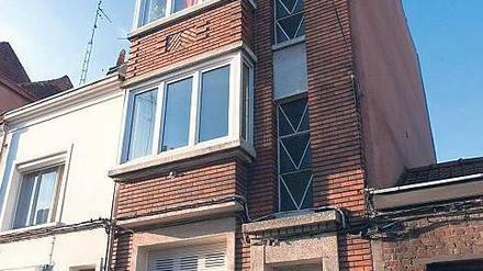 Versteck. In diesem Haus in Lille in Nordfrankreich lebten die beiden Gesuchten unter den Namen „Werner“ und „Lina“ ein unauffälliges Leben als Flohmarkthändler. Foto: AFP