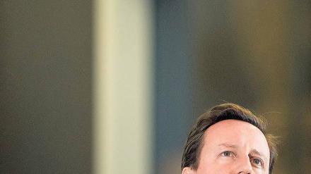 Was nun? Der britische Premier David Cameron fährt ein hartes Sparprogramm, das bei den Wählern nicht gut ankommt. Foto: AFP