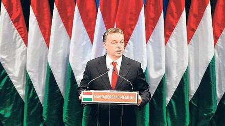 Rechtspopulist. Viktor Orban fördert den Nationalismus, Verfassungsänderungen sollen seine Macht zementieren. Finanziell steht Ungarn jedoch vor dem Aus. 
