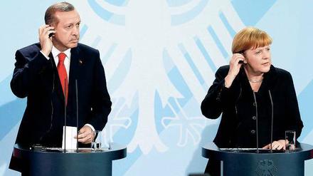 Verständigungsprobleme? Wir doch nicht! Ministerpräsident Erdogan und die Kanzlerin am Mittwoch vor der Presse im Kanzleramt. Foto: Michael Sohn/dapd