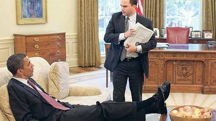 Al Qaida soll nicht mehr der „überragende Fokus“ der US-Außenpolitik sein, dafür werde Obama sich fürs Klima engagieren, sagt sein Berater Ben Rhodes – hier im Bild mit dem Präsidenten im Weißen Haus. Foto: Pete Souza/rtr