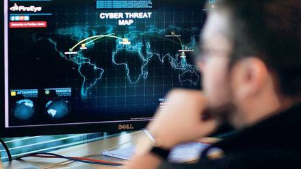 Weltkarte der Bedrohung. Ein „FireEye“-Analyst in den USA betrachtet Gefahrenherde. Deutschland ist nach Meinung von Experten unzureichend vor Cyber-Attacken geschützt.