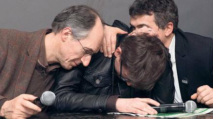Der neue Chefredakteur von „Charlie Hebdo“ Gerard Briard (links) und der Kolumnist Patrick Pelloux (rechts) mit Luz, dem Zeichner der Titelseite des neuen Heftes, während der Pressekonferenz in den Räumen der „Liberation“.