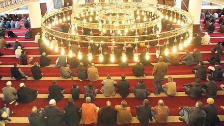Wer darf sie vertreten? Gläubige vor dem Freitagsgebet in der Duisburger Merkez-Moschee, einer Gemeinde des Verbands Ditib. 