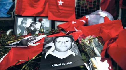 Vor dem Istanbuler Nachtklub Reina wird an die Opfer des Massakers erinnert. Dort hat vor wenigen Tagen ein Attentäter 39 Menschen ermordet. 
