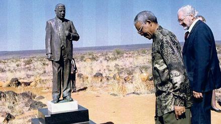 1995 besuchte Präsident Nelson Mandela die "weiße Stadt" Orania, die kurz nach dem Ende der Apartheid von den Buren gegründet worden war. Rechts neben ihm steht Carel Boshoff, der Sohn des Ortsgründers. Mandela war 1994 bei den ersten freien Wahlen des Landes Präsident geworden.