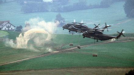 Hubschrauber der Deutschen Bundeswehr landen während des Natomanövers - Flinker Igel - im Bayerischen Wald.