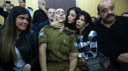Der wegen Totschlags verurteilte israelische Soldat Elor Asaria (Mitte) mit seinen Eltern