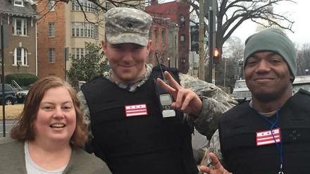 United we stand? Trump-Gegnerin Julie Adams mit zwei Soldaten der Nationalgarde.