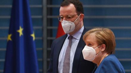 Bundeskanzlerin Angela Merkel und Bundesgesundheitsminister Jens Spahn (beide CDU) kommen mit Gesichtsmaske zur wöchentlichen Kabinettssitzung.