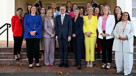 Anthony Albanese, Premierminister von Australien, mit den weiblichen Mitgliedern seines neu vereidigten Ministeriums.
