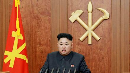 Erstmals ging Kim Jong Un in seiner Neujahrsansprache auf die Exekution seines einstmals so mächtigen Onkels ein. Außerdem sagte Nordkoreas Diktator, er wolle „aggressive Bemühungen“ unternehmen, die Beziehungen zu Südkorea zu verbessern. Er warnte vor einer "massiven Nuklearkatastrophe", falls es zu kriegerischen Auseinandersetzungen in Korea käme.