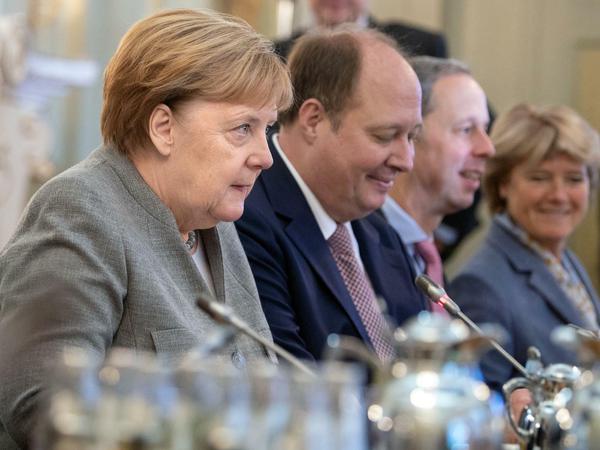 Bundeskanzlerin Angela Merkel mit Helge Braun bei der Klausurtagung in Meseberg.