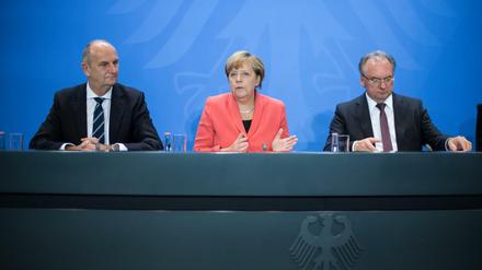 Bundeskanzlerin Angela Merkel mit den Ministerpräsidenten Dietmar Woidke und Reiner Haseloff. 