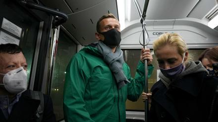 Der Kremlgegner Alexej Nawalny (M) und seine Ehefrau Julia (r) im Bus am Flughafen Moskau-Scheremetjewo.