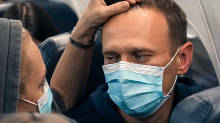 Alexej Nawalny und seine Ehefrau Julia im Flugzeug nach Moskau 