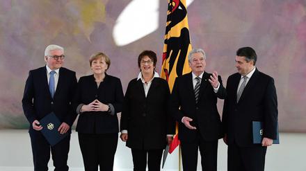 Frank-Walter Steinmeier, Angela Merkel, Brigitte Zypries, Joachim Gauck und Sigmar Gabriel (von links) im Schloss Bellevue.