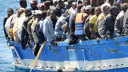 Ziel Europa. Ein überfülltes Flüchtlingsboot auf dem Weg nach Lampedusa.